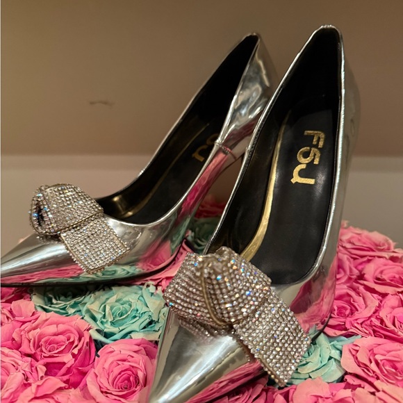 Crome silver pointed pumps with crystal knot details ✨✨✨✨✨ - Picture 2 of 4